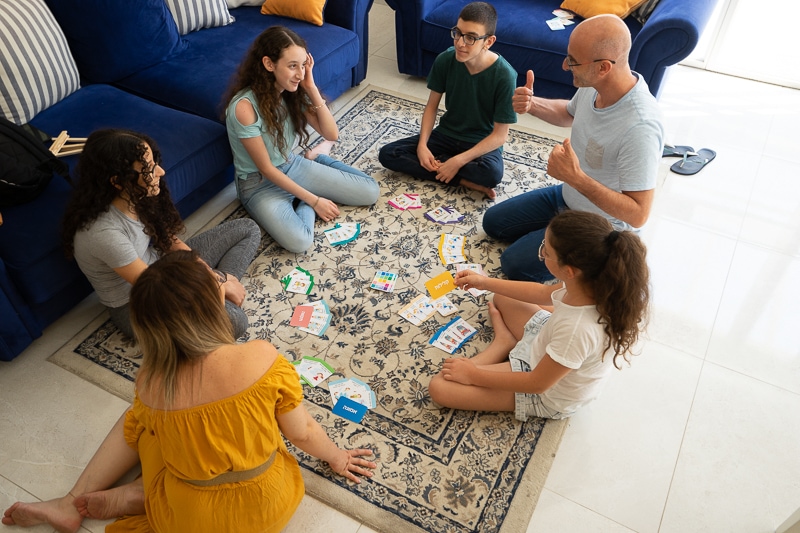 משחק קלפים מחשבות עולות