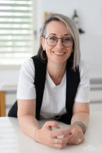 נילית נשענת על דלפק ומחייכת למצלמה